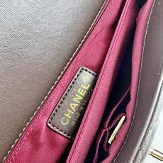 这款Chanel 横版新款 出新羊皮材质啦采用经典菱格纹设计,搭配淡金色五金,视觉上高级感十足,自带“财 这款Chanel 横版新款 出新羊皮材质啦采用经典菱格纹设计,搭配淡金色五金,视觉上高级感十足,自带“财