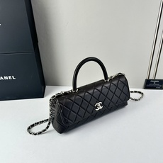 这款Chanel 横版新款 出新羊皮材质啦采用经典菱格纹设计,搭配淡金色五金,视觉上高级感十足,自带“财 这款Chanel 横版新款 出新羊皮材质啦采用经典菱格纹设计,搭配淡金色五金,视觉上高级感十足,自带“财