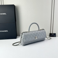 这款Chanel 横版新款 出新羊皮材质啦采用经典菱格纹设计,搭配淡金色五金,视觉上高级感十足,自带“财 这款Chanel 横版新款 出新羊皮材质啦采用经典菱格纹设计,搭配淡金色五金,视觉上高级感十足,自带“财