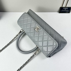 这款Chanel 横版新款 出新羊皮材质啦采用经典菱格纹设计,搭配淡金色五金,视觉上高级感十足,自带“财 这款Chanel 横版新款 出新羊皮材质啦采用经典菱格纹设计,搭配淡金色五金,视觉上高级感十足,自带“财