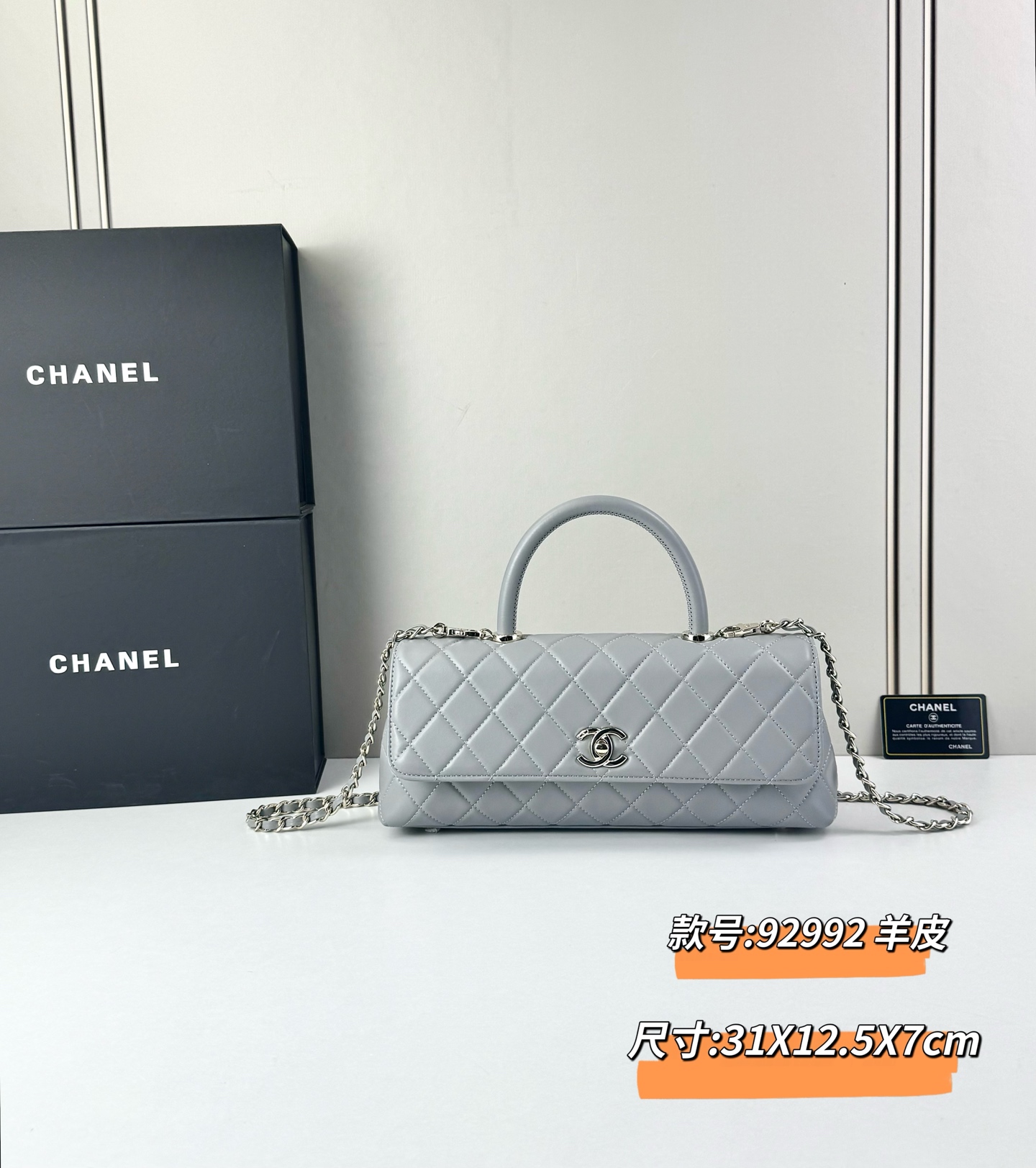 这款Chanel 横版新款 出新羊皮材质啦采用经典菱格纹设计，搭配淡金色五金，视觉上高级感十足，自带“财