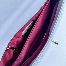 这款Chanel 横版新款 出新羊皮材质啦采用经典菱格纹设计,搭配淡金色五金,视觉上高级感十足,自带“财 这款Chanel 横版新款 出新羊皮材质啦采用经典菱格纹设计,搭配淡金色五金,视觉上高级感十足,自带“财