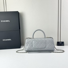 这款Chanel 横版新款 出新羊皮材质啦采用经典菱格纹设计,搭配淡金色五金,视觉上高级感十足,自带“财 这款Chanel 横版新款 出新羊皮材质啦采用经典菱格纹设计,搭配淡金色五金,视觉上高级感十足,自带“财