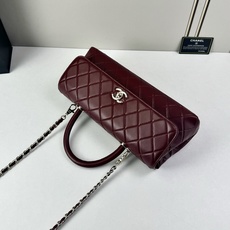 这款Chanel 横版新款 出新羊皮材质啦采用经典菱格纹设计,搭配淡金色五金,视觉上高级感十足,自带“财 这款Chanel 横版新款 出新羊皮材质啦采用经典菱格纹设计,搭配淡金色五金,视觉上高级感十足,自带“财