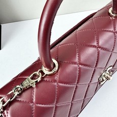 这款Chanel 横版新款 出新羊皮材质啦采用经典菱格纹设计,搭配淡金色五金,视觉上高级感十足,自带“财 这款Chanel 横版新款 出新羊皮材质啦采用经典菱格纹设计,搭配淡金色五金,视觉上高级感十足,自带“财