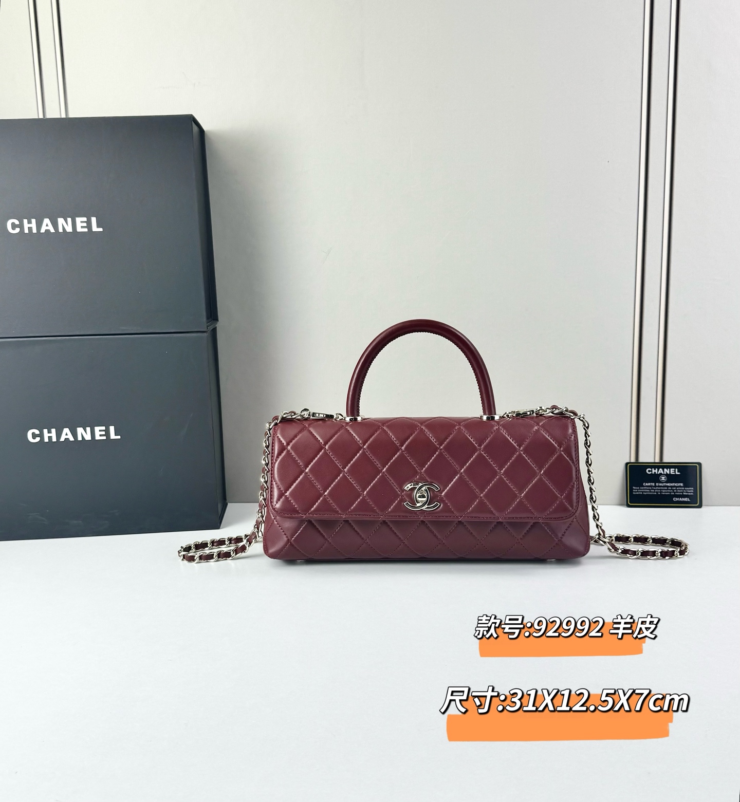 这款Chanel 横版新款 出新羊皮材质啦采用经典菱格纹设计，搭配淡金色五金，视觉上高级感十足，自带“财