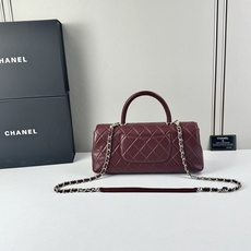 这款Chanel 横版新款 出新羊皮材质啦采用经典菱格纹设计,搭配淡金色五金,视觉上高级感十足,自带“财 这款Chanel 横版新款 出新羊皮材质啦采用经典菱格纹设计,搭配淡金色五金,视觉上高级感十足,自带“财
