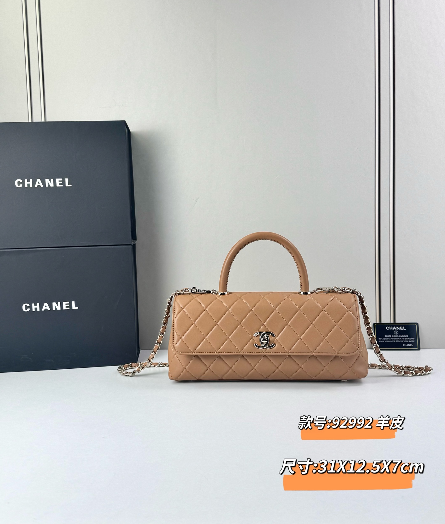 这款Chanel 横版新款 出新羊皮材质啦采用经典菱格纹设计，搭配淡金色五金，视觉上高级感十足，自带“财