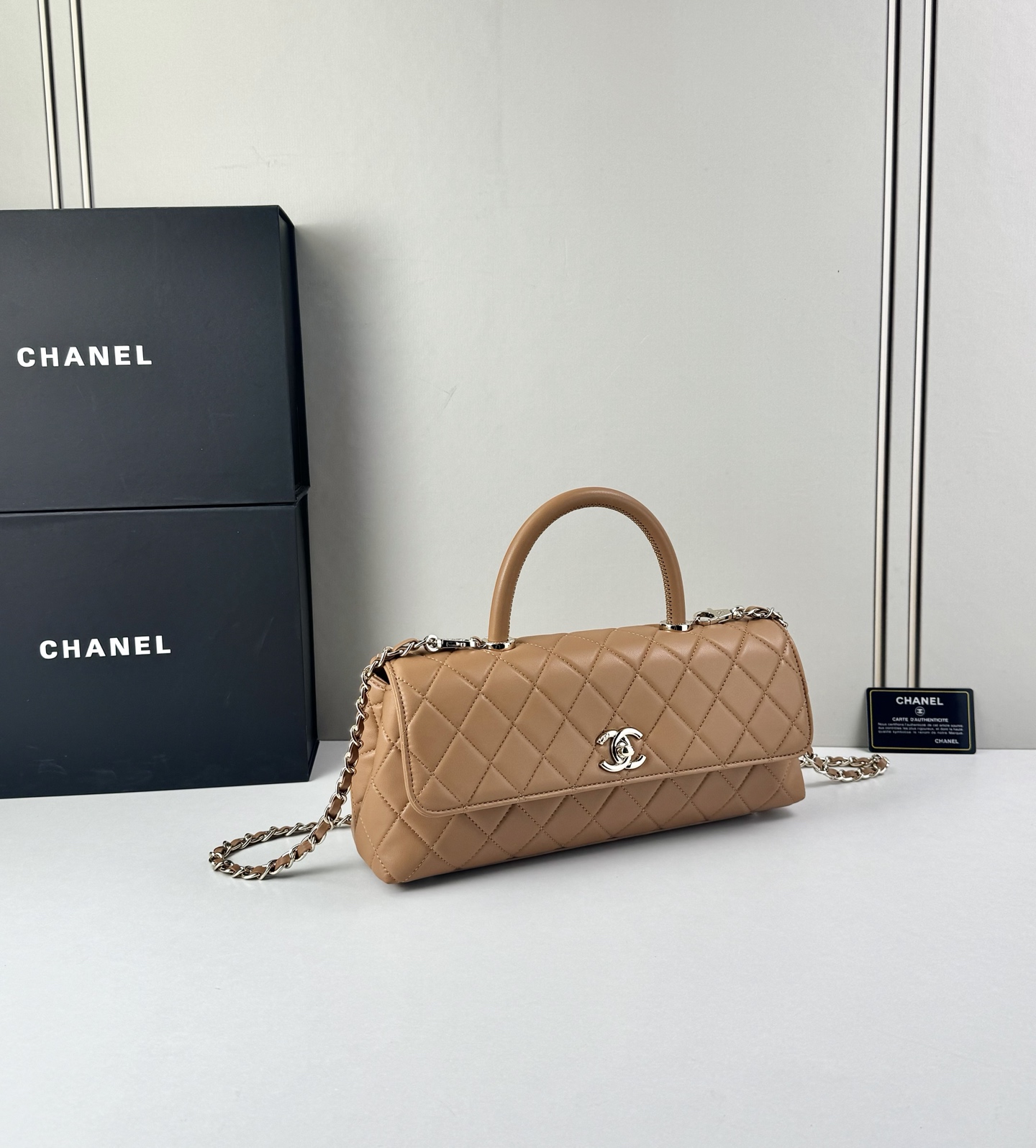 这款Chanel 横版新款 出新羊皮材质啦采用经典菱格纹设计，搭配淡金色五金，视觉上高级感十足，自带“财