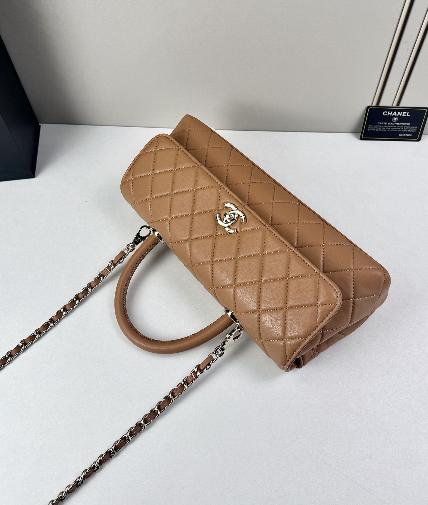 这款Chanel 横版新款 出新羊皮材质啦采用经典菱格纹设计，搭配淡金色五金，视觉上高级感十足，自带“财