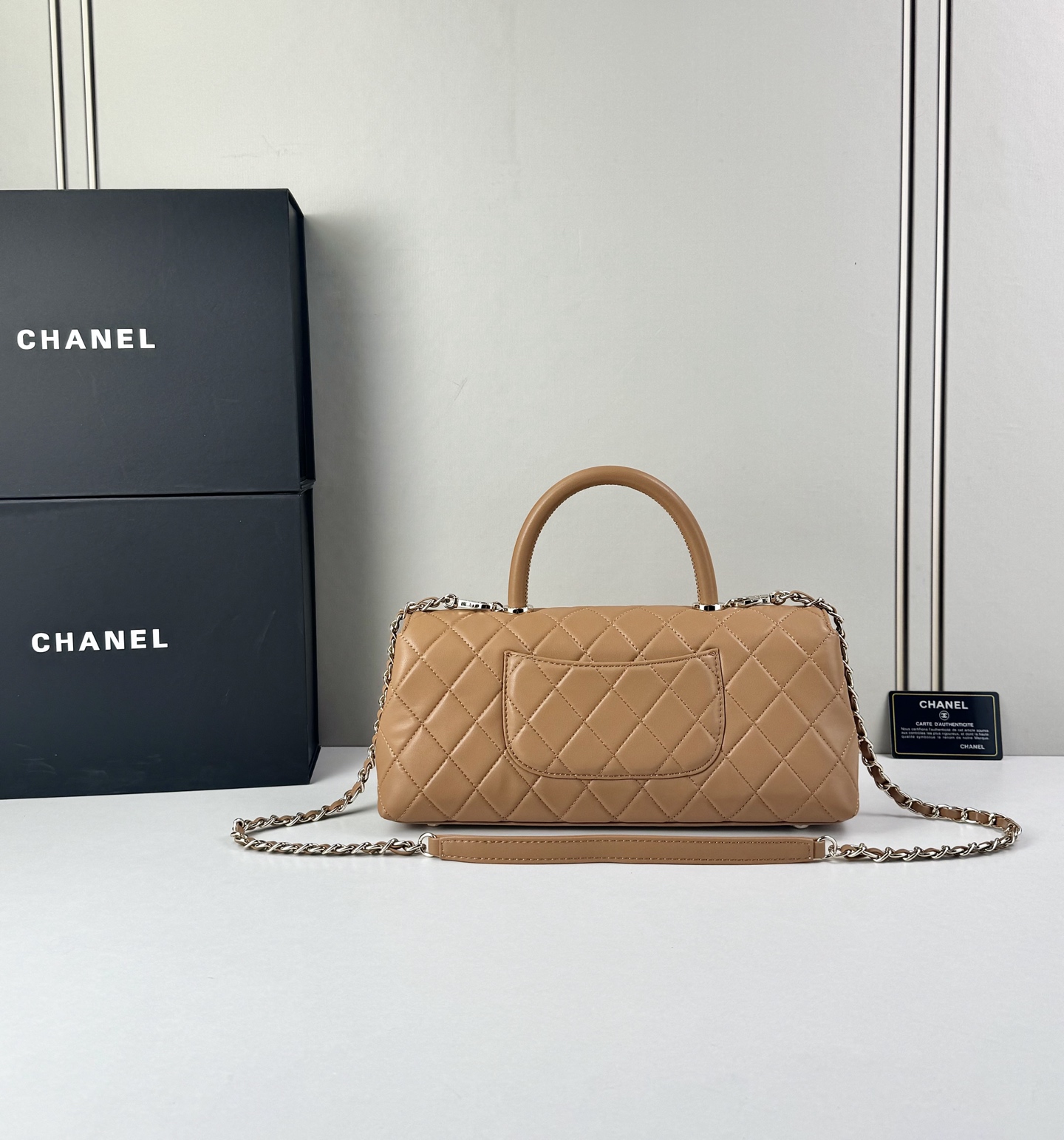 这款Chanel 横版新款 出新羊皮材质啦采用经典菱格纹设计，搭配淡金色五金，视觉上高级感十足，自带“财