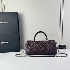 这款Chanel 横版新款 出新羊皮材质啦采用经典菱格纹设计,搭配淡金色五金,视觉上高级感十足,自带“财 这款Chanel 横版新款 出新羊皮材质啦采用经典菱格纹设计,搭配淡金色五金,视觉上高级感十足,自带“财
