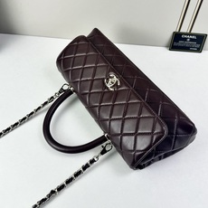 这款Chanel 横版新款 出新羊皮材质啦采用经典菱格纹设计,搭配淡金色五金,视觉上高级感十足,自带“财 这款Chanel 横版新款 出新羊皮材质啦采用经典菱格纹设计,搭配淡金色五金,视觉上高级感十足,自带“财