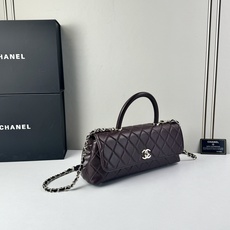 这款Chanel 横版新款 出新羊皮材质啦采用经典菱格纹设计,搭配淡金色五金,视觉上高级感十足,自带“财 这款Chanel 横版新款 出新羊皮材质啦采用经典菱格纹设计,搭配淡金色五金,视觉上高级感十足,自带“财