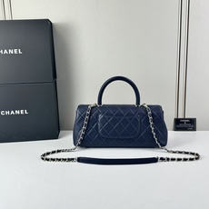 这款Chanel 横版新款 出新羊皮材质啦采用经典菱格纹设计,搭配淡金色五金,视觉上高级感十足,自带“财 这款Chanel 横版新款 出新羊皮材质啦采用经典菱格纹设计,搭配淡金色五金,视觉上高级感十足,自带“财