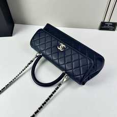 这款Chanel 横版新款 出新羊皮材质啦采用经典菱格纹设计,搭配淡金色五金,视觉上高级感十足,自带“财 这款Chanel 横版新款 出新羊皮材质啦采用经典菱格纹设计,搭配淡金色五金,视觉上高级感十足,自带“财