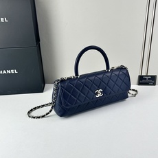 这款Chanel 横版新款 出新羊皮材质啦采用经典菱格纹设计,搭配淡金色五金,视觉上高级感十足,自带“财 这款Chanel 横版新款 出新羊皮材质啦采用经典菱格纹设计,搭配淡金色五金,视觉上高级感十足,自带“财