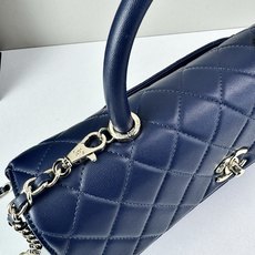 这款Chanel 横版新款 出新羊皮材质啦采用经典菱格纹设计,搭配淡金色五金,视觉上高级感十足,自带“财 这款Chanel 横版新款 出新羊皮材质啦采用经典菱格纹设计,搭配淡金色五金,视觉上高级感十足,自带“财
