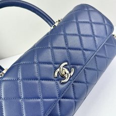 这款Chanel 横版新款 出新羊皮材质啦采用经典菱格纹设计,搭配淡金色五金,视觉上高级感十足,自带“财 这款Chanel 横版新款 出新羊皮材质啦采用经典菱格纹设计,搭配淡金色五金,视觉上高级感十足,自带“财