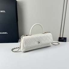 这款Chanel 横版新款 出新羊皮材质啦采用经典菱格纹设计,搭配淡金色五金,视觉上高级感十足,自带“财 这款Chanel 横版新款 出新羊皮材质啦采用经典菱格纹设计,搭配淡金色五金,视觉上高级感十足,自带“财