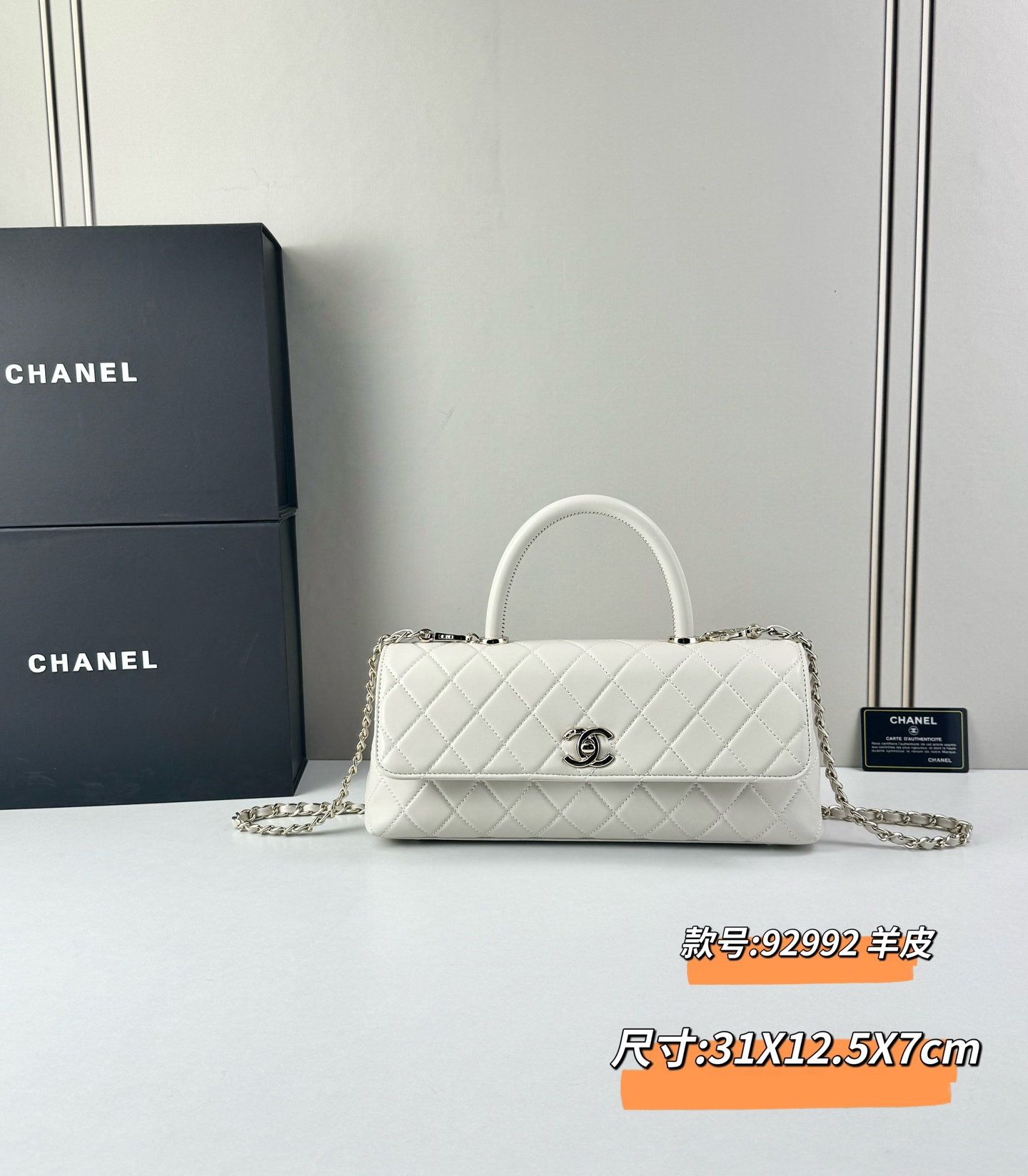 这款Chanel 横版新款 出新羊皮材质啦采用经典菱格纹设计，搭配淡金色五金，视觉上高级感十足，自带“财