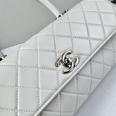 这款Chanel 横版新款 出新羊皮材质啦采用经典菱格纹设计,搭配淡金色五金,视觉上高级感十足,自带“财 这款Chanel 横版新款 出新羊皮材质啦采用经典菱格纹设计,搭配淡金色五金,视觉上高级感十足,自带“财