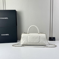 这款Chanel 横版新款 出新羊皮材质啦采用经典菱格纹设计,搭配淡金色五金,视觉上高级感十足,自带“财 这款Chanel 横版新款 出新羊皮材质啦采用经典菱格纹设计,搭配淡金色五金,视觉上高级感十足,自带“财