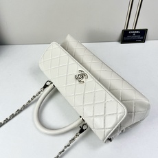 这款Chanel 横版新款 出新羊皮材质啦采用经典菱格纹设计,搭配淡金色五金,视觉上高级感十足,自带“财 这款Chanel 横版新款 出新羊皮材质啦采用经典菱格纹设计,搭配淡金色五金,视觉上高级感十足,自带“财