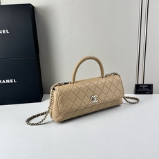 这款Chanel 横版新款 出新羊皮材质啦采用经典菱格纹设计,搭配淡金色五金,视觉上高级感十足,自带“财 这款Chanel 横版新款 出新羊皮材质啦采用经典菱格纹设计,搭配淡金色五金,视觉上高级感十足,自带“财