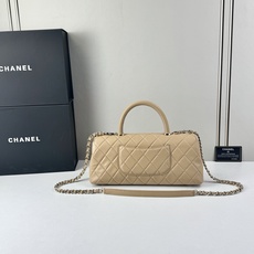 这款Chanel 横版新款 出新羊皮材质啦采用经典菱格纹设计,搭配淡金色五金,视觉上高级感十足,自带“财 这款Chanel 横版新款 出新羊皮材质啦采用经典菱格纹设计,搭配淡金色五金,视觉上高级感十足,自带“财