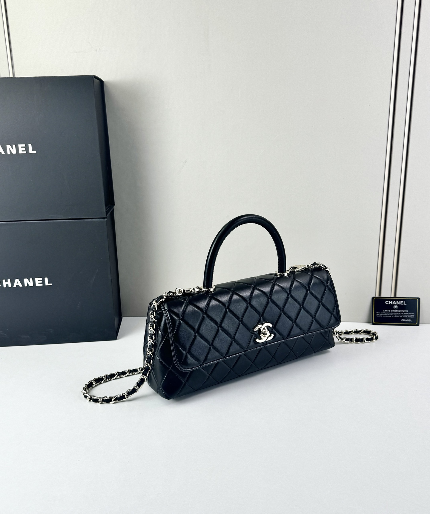 这款Chanel 横版新款 出新羊皮材质啦采用经典菱格纹设计，搭配淡金色五金，视觉上高级感十足，自带“财
