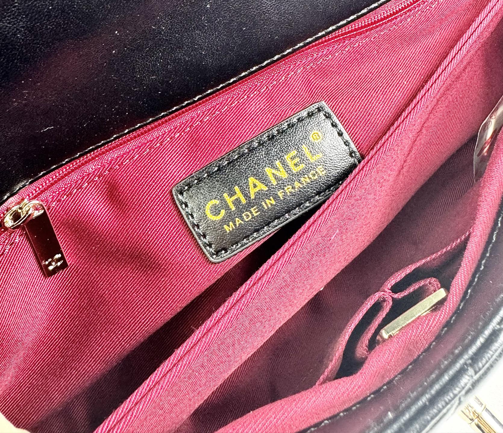 这款Chanel 横版新款 出新羊皮材质啦采用经典菱格纹设计，搭配淡金色五金，视觉上高级感十足，自带“财