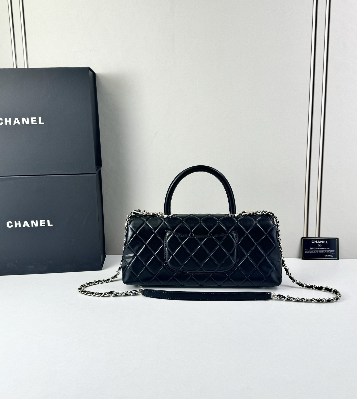 这款Chanel 横版新款 出新羊皮材质啦采用经典菱格纹设计，搭配淡金色五金，视觉上高级感十足，自带“财