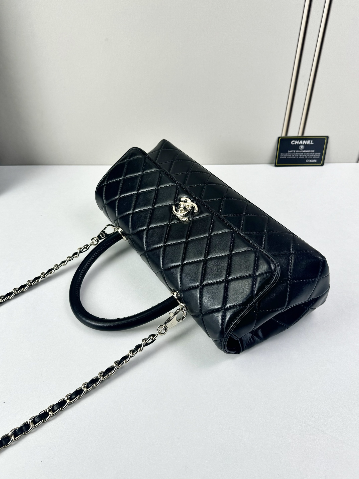 这款Chanel 横版新款 出新羊皮材质啦采用经典菱格纹设计，搭配淡金色五金，视觉上高级感十足，自带“财