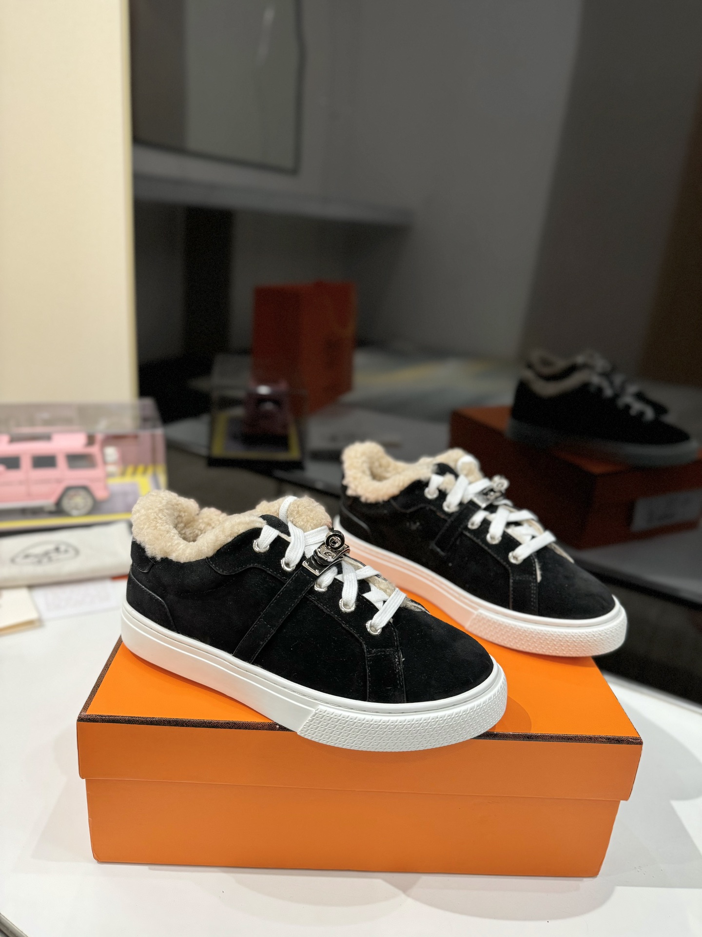 NO:172189,:(low top) Herm*s new autumn and winter style Mauri Kelly button casual shoes are online!  Full of warmth!  The cute and fluffy Kelly buckle is soft and soft when you step on it. It is very worth buying. The highest version on the market!  Purchase level quality!  Aristocratic temperament!  The H family rarely produces flat casual shoes and is a style that is matched with classic palladium-plated Kelly shoe buckles!  Create a fashionable urban style, which reflects Hermes' noble and elegant style!  It seems simple but full of details, which are ordinary casual shoes. With the Kelly buckle, it instantly beautiful!  (Golden buckle and silver buckle) optional, please note when placing an order, it is super versatile and comfortable. Fabric imported cowhide/niujing leather. Real wool imported in the inner lining. Real wool imported foot pads. Customized outsole. Size 35-41. (40.41 customized, no return or exchange) steel stamp code, casual shoes/sports shoes, hermes, hermes, sneakers, cowhide19860909:（低帮） Herm*s 爱仕秋冬新款毛里Kelly扣休闲 鞋上线！满满的温暖感！可爱到不行的毛绒绒Kelly扣,厚实的毛踩上去软乎乎的 ,非常值得入手 市场最高版本！代购级别品质！贵族气质！ H家族很少出平底休闲鞋而且是搭配经典镀钯Kelly鞋扣的款式！打造时尚都市造型,非常体现爱马仕高贵典雅风格！看似简单却细节满满本是平平凡凡的休闲鞋 加上Kelly扣瞬间巨美！ (金扣.银扣)可选,下单请备注,超级百搭 脚感很舒服 面料进口牛皮/牛京皮 内里进口真羊毛 垫脚进口真羊毛 大底原版开模定制大底 码数35-41、(40.41订做不退换)钢印编码,休闲鞋/运动鞋,hermes,hermes,sneakers,cowhide,Women's Shoes