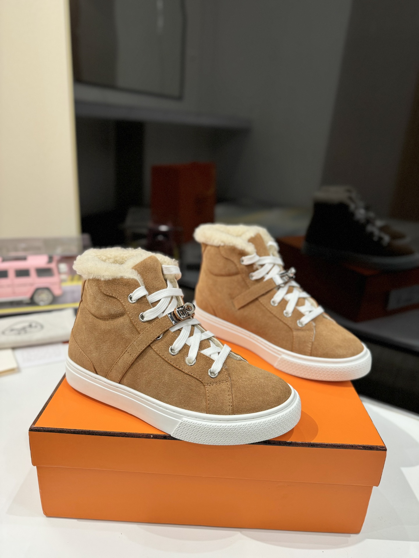 NO:172195,:(High-top) Herm*s new autumn and winter style Mauri Kelly button casual shoes are online!  Full of warmth!  The cute and fluffy Kelly buckle is soft and soft when you step on it. It is very worth buying. The highest version on the market!  Purchase level quality!  Aristocratic temperament!  The H family rarely produces flat casual shoes and is a style that is matched with classic palladium-plated Kelly shoe buckles!  Create a fashionable urban style, which reflects Hermes' noble and elegant style!  It seems simple but full of details, which are ordinary casual shoes. With the Kelly buckle, it instantly beautiful!  (Golden buckle and silver buckle) optional, please note when placing an order, it is super versatile and comfortable. Fabric imported cowhide/niujing leather. Real wool imported in the inner lining. Real wool imported foot pads. Customized outsole. Size 35-41. (40.41 customized, no return or exchange) steel stamp code, casual shoes/sports shoes, hermes, hermes, sneakers, cowhide19860909:（高帮） Herm*s 爱仕秋冬新款毛里Kelly扣休闲 鞋上线！满满的温暖感！可爱到不行的毛绒绒Kelly扣,厚实的毛踩上去软乎乎的 ,非常值得入手 市场最高版本！代购级别品质！贵族气质！ H家族很少出平底休闲鞋而且是搭配经典镀钯Kelly鞋扣的款式！打造时尚都市造型,非常体现爱马仕高贵典雅风格！看似简单却细节满满本是平平凡凡的休闲鞋 加上Kelly扣瞬间巨美！ (金扣.银扣)可选,下单请备注,超级百搭 脚感很舒服 面料进口牛皮/牛京皮 内里进口真羊毛 垫脚进口真羊毛 大底原版开模定制大底 码数35-41、(40.41订做不退换)钢印编码,休闲鞋/运动鞋,hermes,hermes,sneakers,cowhide,Women's Shoes