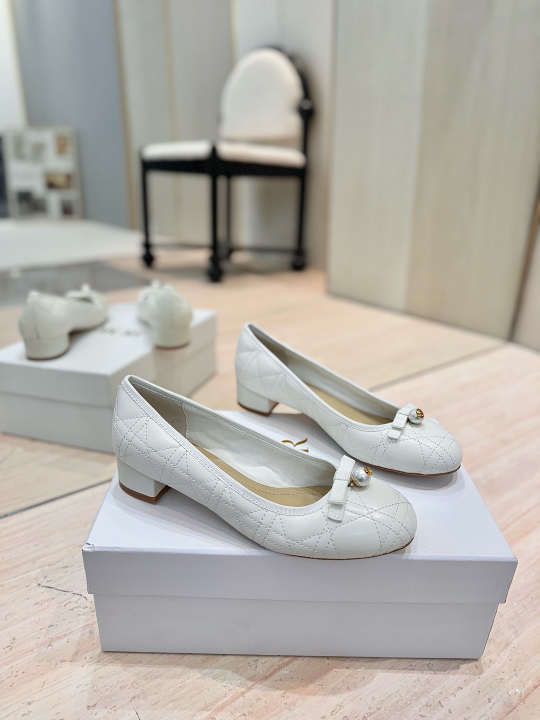 NO:244548,Dior 2025 Spring and Summer Haute Couture Series New Ballet Signature Electric Embroidered Vine Plaid Low Heel Ballerian Shoes CD Letter Logo Pearl Button Heel Button Sandals Imported Metal Sheepskin/Environmental Viagra Plaid Thick Tweed Inner Water-Dyeing Sheepskin Inner Outsole Italian Leather Outsole Heel Heel Heel Heel High 3.5CM Standard Number 34-43 (34.40.41.42.43 Customized No Return or Exchange) Packaging Full Packaging Box, Single Shoes, Dior, Dior, Sandals, Sheepskin, Leather Soles19860909迪奥 Dior 2025春夏高定系列新款 Ballet 标志性电绣藤格纹低跟芭蕾舞女鞋 CD字母logo珍珠扣粗跟蝴蝶结凉鞋 鞋面进口金属羊皮/环保藤格纹粗花呢 内里水染羊皮内里 大底意大利真皮大底 跟高3.5CM 码数标准码34-43（34.40.41.42.43定制不退不换） 包装全套包装盒,单鞋,dior,dior,sandals,sheepskin,Leather soles,Women's Shoes