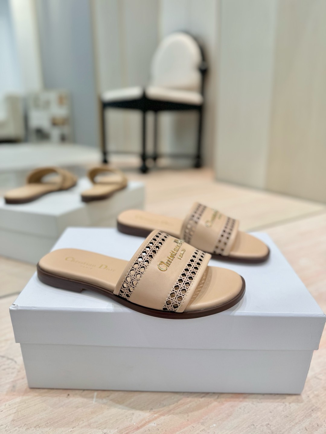 NO:244540,Dior Dior 2025 spring and summer new D-Lane jelly color hollow women's shoes CD letter logo hardware buckle flat sole round toe open-toe sandals, top-level version on the market, exclusive for sale, imported calfskin / original molded pure copper hardware buckle, inner water dyed sheepskin inner, outsole Italian leather outsole size 34-42 (34.40.41.42. Custom made no return or exchange) Packaging full set of packaging gift boxes, slippers, dior, dior, slippers, cowhide, sheepskin, Leather soles19860909迪奥 Dior 2025 春夏新款 D-Lane 果冻色镂空女鞋 CD字母logo五金扣平底圆头露趾凉拖鞋 市面顶级版本 独家发售 鞋面鞋面进口小牛皮/原版开模纯铜五金扣 内里水染羊皮内里 大底意大利真皮大底 码数34-42（34.40.41.42.定做不退不换） 包装全套包装礼盒,拖鞋,dior,dior,slippers,cowhide,sheepskin,Leather soles,Women's Shoes