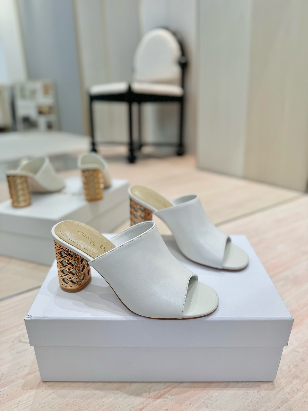 NO:244544,Dior 2025 autumn and winter new Icon series cylindrical heel shoes CD star same style fish mouth open toe high heel round toe color-blocked flip flops sandals upper imported full grain calfskin inner water dyed sheepskin inner footbed outsole Italian leather outsole heel height 8.5CM size 34-42 standard size (34.40.41.42. Customized without return) Packaging full set of packaging gift boxes, high heels, dior, dior, sandals, high heels, cowhide, sheepskin, Leather soles19860909Dior 迪奥2025秋冬新款Icon系列圆柱跟女鞋 CD明星同款鱼嘴露趾高跟圆头拼色一字拖凉鞋 鞋面鞋面进口全粒面小牛皮 内里水染羊皮内里垫脚 大底意大利真皮大底 跟高8.5CM 码数34-42 标准码（34.40.41.42.定制不退换） 包装全套包装礼盒,高跟鞋,dior,dior,sandals,high heels,cowhide,sheepskin,Leather soles,Women's Shoes