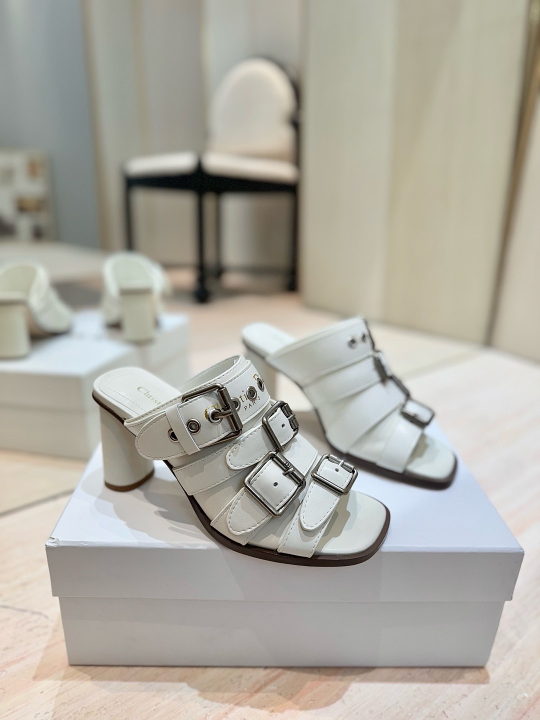 NO:244541,Dior 2025 spring and summer new D-Avenue series high-heel color-blocking Roman sandals CD letter logo hardware buckle star same style punk style thick heel belt buckle fish mouth open toe women's shoes original custom upper custom imported calfskin inner water dyed sheepskin inner outsole Italian leather outsole heel height 8CM size 34-42 (34.40.41.42 customization without return or exchange) Packaging full set of packaging gift boxes, high heels, dior, dior, high heels, slippers, cowhide, sheepskin, Leather soles19860909迪奥 Dior 2025春夏新款D-Avenue系列高跟拼色罗马风凉拖鞋 CD字母logo五金扣明星同款朋克风格粗跟皮带扣鱼嘴露趾女鞋 鞋面原版定制进口小牛皮 内里水染羊皮内里 大底意大利真皮大底 跟高8CM 码数34-42（34.40.41.42定制不退不换） 包装全套包装礼盒,高跟鞋,dior,dior,high heels,slippers,cowhide,sheepskin,Leather soles,Women's Shoes