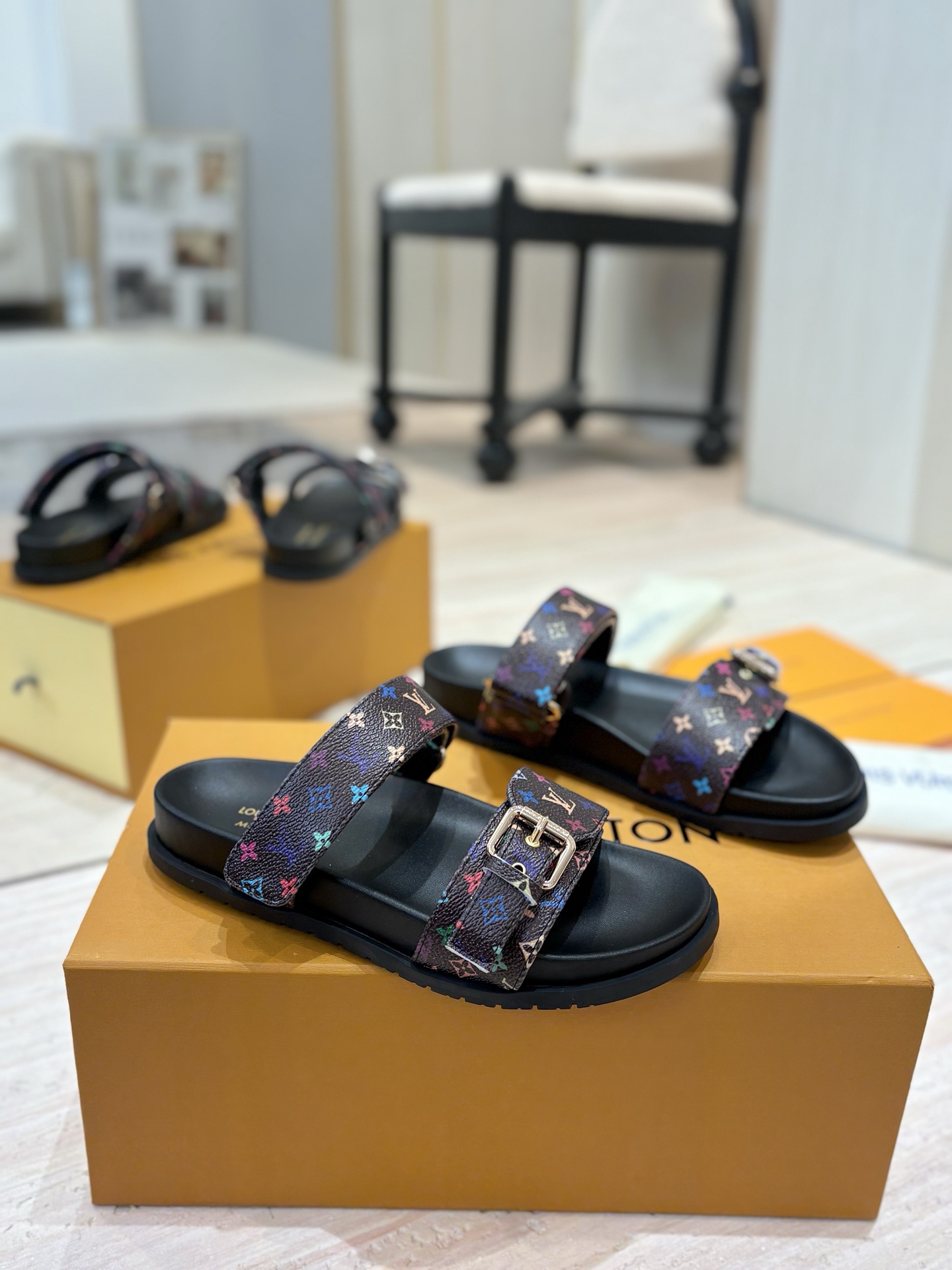 NO:164834,LV 2025 spring and summer new products, counter LV donkey brand hot products, embossed logo, embossed sandals, this model Pool Pillow Comfort flat sandals are made of technological fabric, reinterpreted with high-frequency imprinting technology. The soft padded upper is paired with adjustable Velcro, and the comfortable and tough insole adds harmonious color. Hard goods are on the new level. Purchase level!  Full of high-end feeling!  A popular model from domestic and foreign bloggers, retro and fashionable, beautiful!  Official website main model, waterproof and special original fabric, inner lid: imported mixed-bred sheepskin, original molded foamed sole, size number for women 35-45 (female 41 men 38.45 customized, no return or exchange) Packaging full set of drawer boxes, slippers, louis vuitton, louis vuitton, slippers, sheepskin19860909LV 2025春夏新品  专柜LV驴牌爆款 浮雕logo 压花 凉拖鞋 本款 Pool Pillow Comfort 平底凉拖取材科技织物,以高频压印技术重绎 Monogram 图案.柔软加垫鞋面搭配可调节魔术贴,舒适韧性鞋垫再添和谐色彩 硬货上新 代购级别！高级感十足！国内外博主刷爆的一款,复古又时髦上脚美炸了！官网主推款 鞋面防水特殊原版面料 内里: 进口混种羊皮 大底原版开模发泡大底 码数女码35-45(女41男38.45订做不退换) 包装全套抽屉盒,拖鞋,louis vuitton,louis vuitton,slippers,sheepskin,Women's Shoes