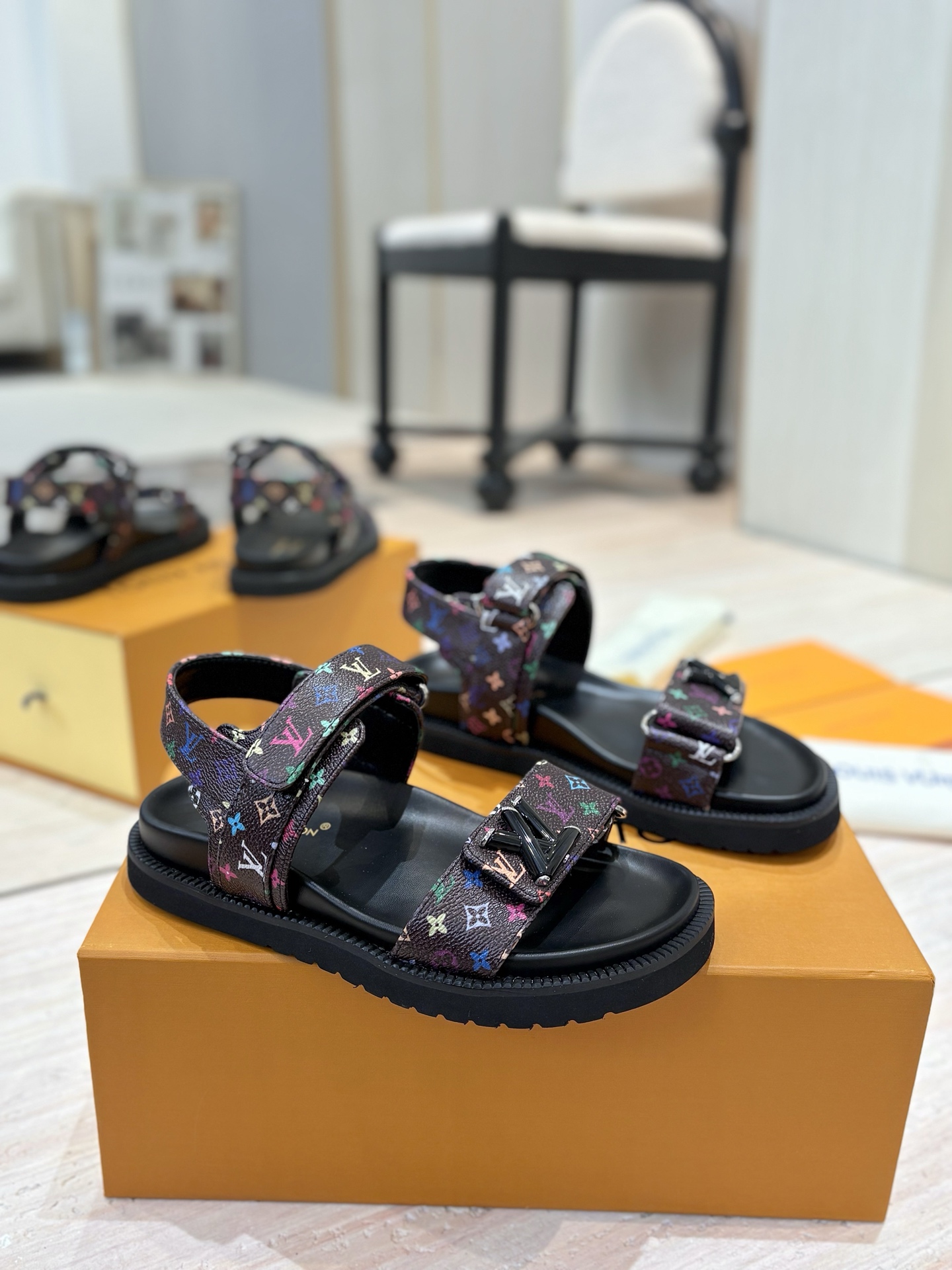 NO:244532,LV 2025 spring and summer new products, counter LV donkey brand hot products, embossed logo, embossed sandals, this model Pool Pillow Comfort flat sandals are made of technological fabric, reinterpreted with high-frequency imprinting technology. The soft padded upper is paired with adjustable Velcro, and the comfortable and tough insole adds harmonious color. Hard goods are on the new level. Purchase level!  Full of high-end feeling!  A popular model from domestic and foreign bloggers, retro and fashionable, beautiful!  Official website main model, waterproof and special original fabric, inner lid: imported mixed-bred sheepskin, original molded foamed sole, size number for women, size 35-45 (female 41 men, 38.45 customized, no return or exchange) Packaging full set of drawer boxes, sandals, louis vuitton, louis vuitton, sandals, slippers, sheepskin19860909LV 2025春夏新品  专柜LV驴牌爆款 浮雕logo 压花 凉拖鞋 本款 Pool Pillow Comfort 平底凉拖取材科技织物,以高频压印技术重绎 Monogram 图案.柔软加垫鞋面搭配可调节魔术贴,舒适韧性鞋垫再添和谐色彩 硬货上新 代购级别！高级感十足！国内外博主刷爆的一款,复古又时髦上脚美炸了！官网主推款 鞋面防水特殊原版面料 内里: 进口混种羊皮 大底原版开模发泡大底 码数女码35-45(女41男38.45订做不退换) 包装全套抽屉盒,凉鞋,louis vuitton,louis vuitton,sandals,slippers,sheepskin,Women's Shoes