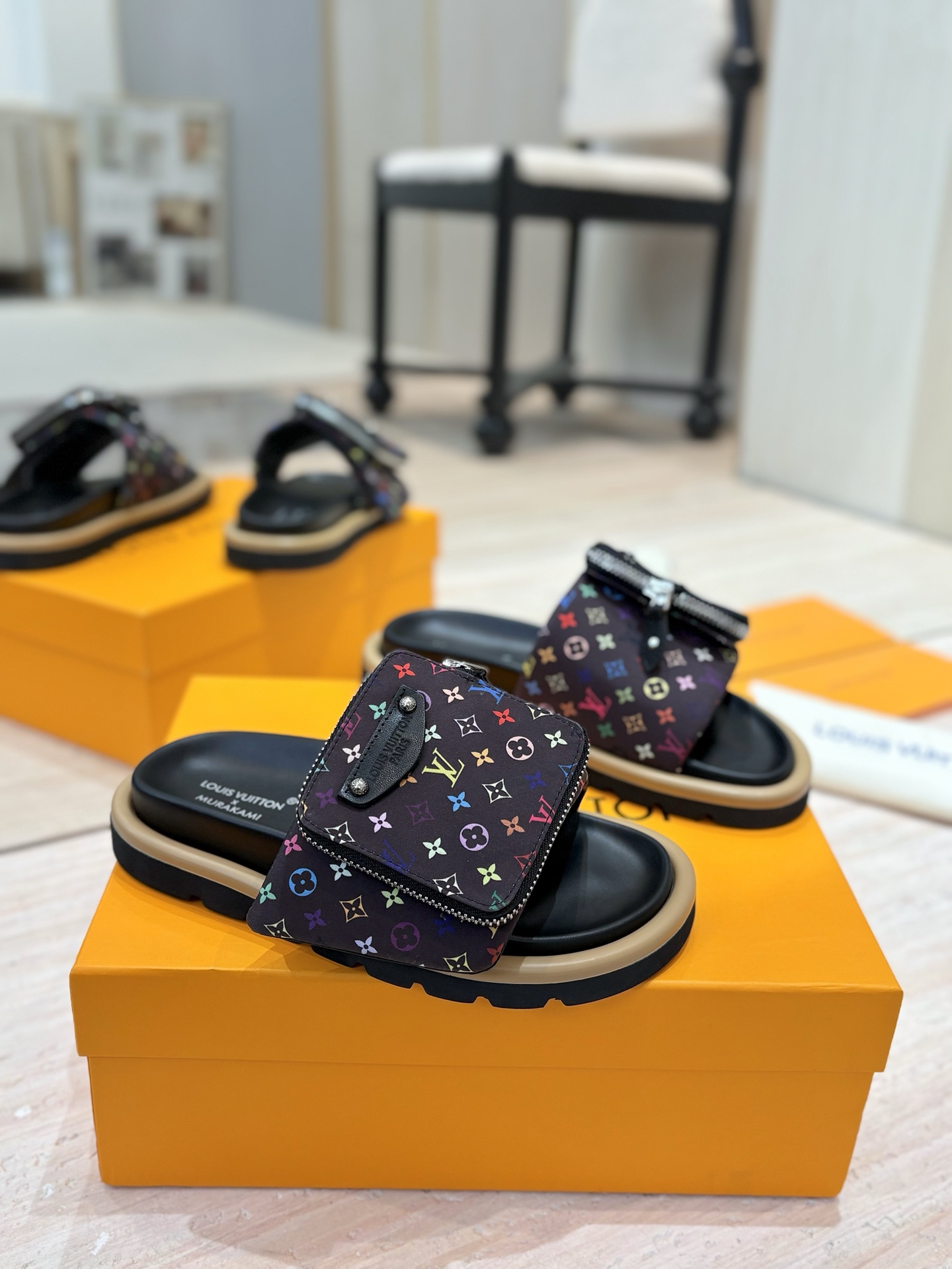 NO:164837,(Blockchain small bag) LV 2025 spring and summer new product, counter LV donkey brand hot product, embossed logo, embossed sandals This model Pool Pillow Comfort flat sandals are made of technological fabric, reinterpreted with high-frequency imprinting technology. Monogram pattern. Soft padded upper and adjustable Velcro, comfortable and tough insoles add harmonious color. Hard goods are on the new level. Purchase level!  Full of high-end feeling!  A popular model from domestic and foreign bloggers, retro and fashionable, beautiful!  Official website main model, waterproof and special original fabric, inner lid: imported mixed-bred sheepskin, original molded foamed sole, size number for women 35-45 (female 41 men 38.45 customized, no return or exchange) Packaging full set of drawer boxes, slippers, louis vuitton, louis vuitton, slippers, sheepskin19860909（方块链条小包） LV 2025春夏新品  专柜LV驴牌爆款 浮雕logo 压花 凉拖鞋 本款 Pool Pillow Comfort 平底凉拖取材科技织物,以高频压印技术重绎 Monogram 图案.柔软加垫鞋面搭配可调节魔术贴,舒适韧性鞋垫再添和谐色彩 硬货上新 代购级别！高级感十足！国内外博主刷爆的一款,复古又时髦上脚美炸了！官网主推款 鞋面防水特殊原版面料 内里: 进口混种羊皮 大底原版开模发泡大底 码数女码35-45(女41男38.45订做不退换) 包装全套抽屉盒,拖鞋,louis vuitton,louis vuitton,slippers,sheepskin,Women's Shoes