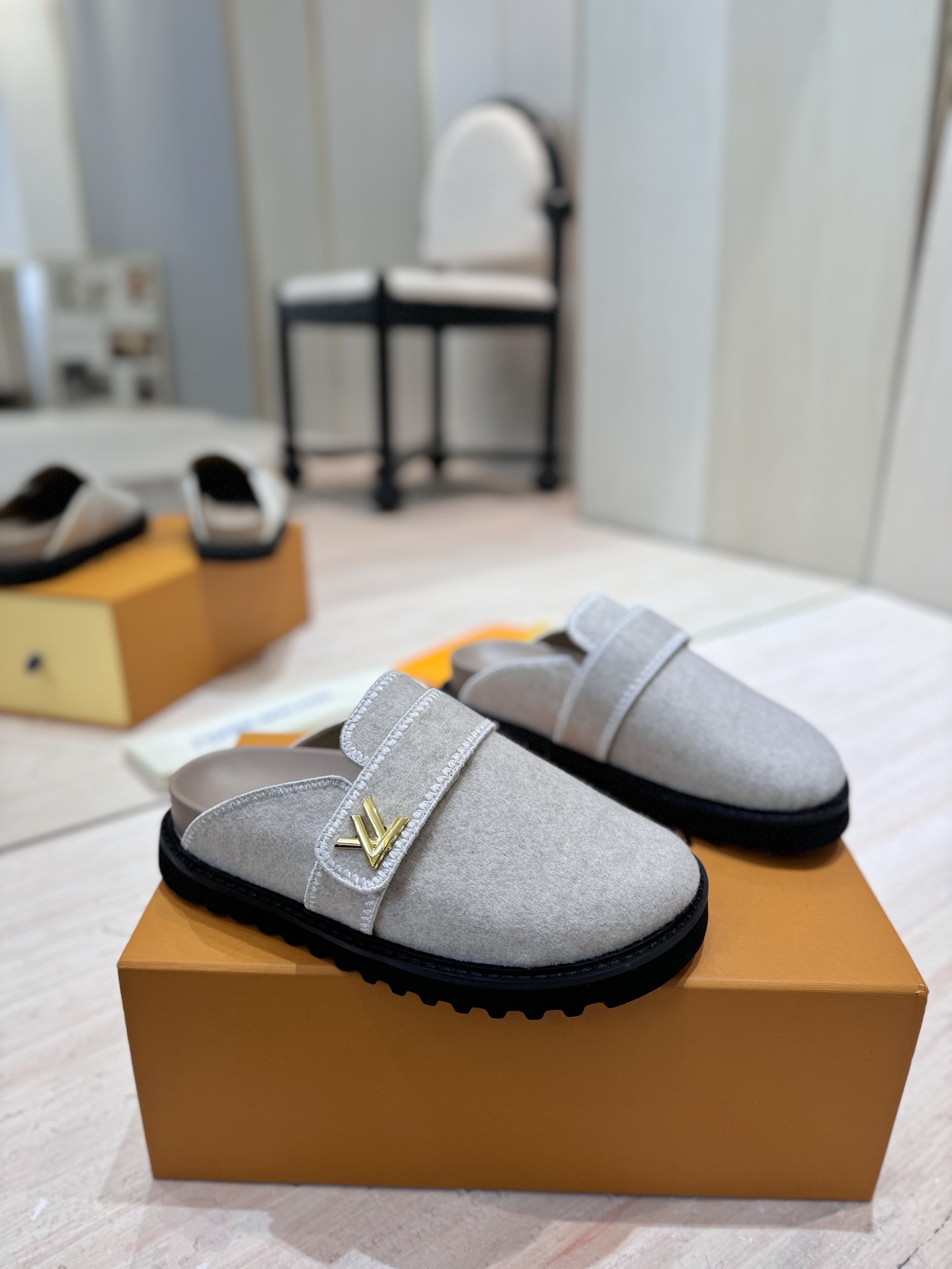 NO:166582,The new counter style of Baotou semi-dragged winterbreak comfort flat slippers LV letters and Monogram floral embellishment pattern leather surface, the latest popular series... high-end lazy style, never tired of looking at it, full of fashion!  Feel the details carefully. Original fabric imported fabric. Sheepskin imported inside. Original mold opening and PU foam. Large-sole original mold opening and wear-resistant large-sole. Number of 35-45 (for women 40.41 men 45 custom made without return or exchange). Packaging full set of drawer boxes, semi-torch, louis vuitton, slippers, sheepskin19860909专柜新款包头半拖拖 winterbreak comfert 平底拖鞋LV 字母和Monogram 花卉点缀图案的皮面,最新爆款系列……高级慵懒风,百看不厌款,时尚度拉满！细节用心感受 面料进口原版布料 内里进口绵羊皮 中底原版开模PU发泡 大底原版开模发泡耐磨大底 码数35-45(女40.41男45订做不退换) 包装全套抽屉盒,半拖,louis vuitton,slippers,sheepskin,Women's Shoes