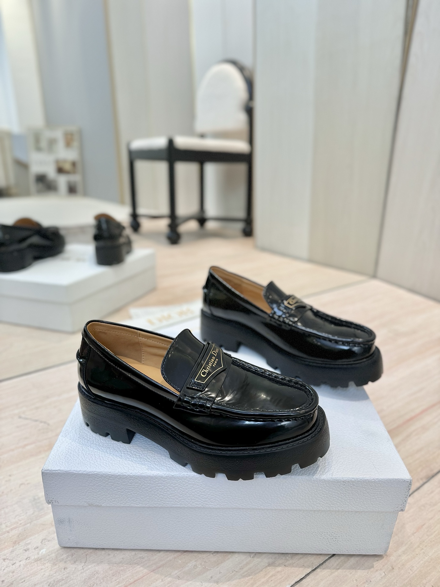 NO:244560,Dior Dior autumn and winter new D-Boy letter logo color-blocking thick sole women's shoes, same style as celebrity pedal belt buckle round toe retro low-heel loafer shoes, imported upper with open edge beads and cowhide, environmentally friendly tweed plaid tweed inner water dyed sheepskin inner, original open-soled IP outsole, thick sole 3.5CM Size: 35-42 (41.42 Custom made no return or replacement), loafers, dior, dior, loafers, cowhide, sheepskin19860909迪奥 Dior 秋冬新款 D-Boy 字母logo拼色厚底女鞋 明星同款一脚蹬皮带扣圆头复古低跟乐福单鞋 鞋面进口开边珠牛皮拼接环保藤格纹粗花呢内里水染羊皮内里 大底原版开模IP大底 底厚3.5CM Size: 35-42（41.42 定做不退不换）,乐福鞋,dior,dior,loafers,cowhide,sheepskin,Women's Shoes