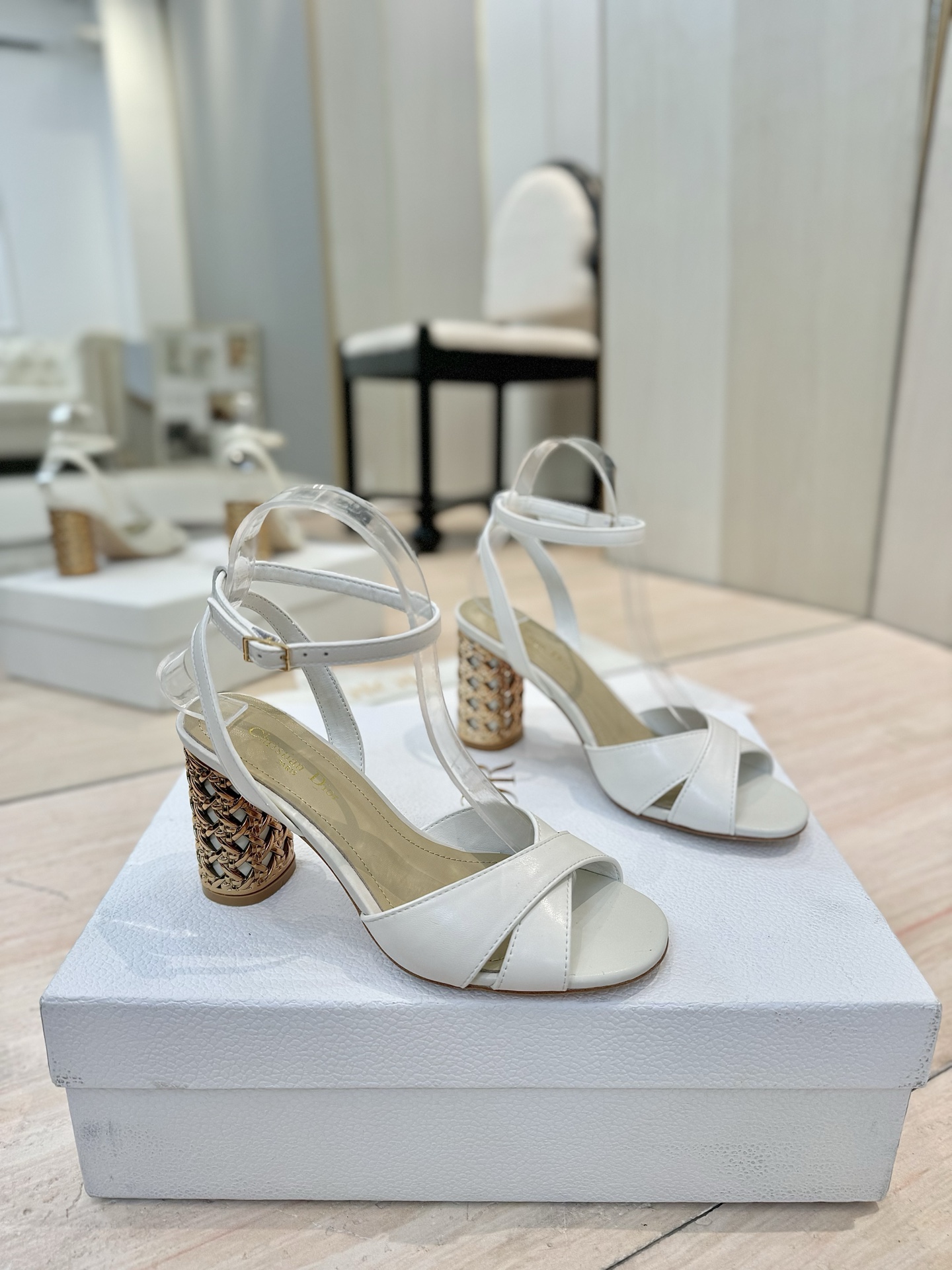 NO:244555,Dior new Icon series cylindrical heel strap women's shoes CD star same high heel round toe cross-belt color-blocked sandals imported upper full grain calfskin inner water dyed sheepskin inner foot pads outsole Italian leather outsole Heel height: 8.5CM Size35-42 Standard size (40.41.42. Customized non-return), sandals, dior, dior, sandals, cowhide, sheepskin, Leather soles19860909Dior 迪奥秋冬新款Icon系列圆柱跟脚环绑带女鞋 CD明星同款高跟圆头交叉带拼色凉鞋 鞋面进口全粒面小牛皮 内里水染羊皮内里垫脚 大底意大利真皮大底 跟高:8.5CM Size35-42 标准码（40.41.42.定制不退换）,凉鞋,dior,dior,sandals,cowhide,sheepskin,Leather soles,Women's Shoes