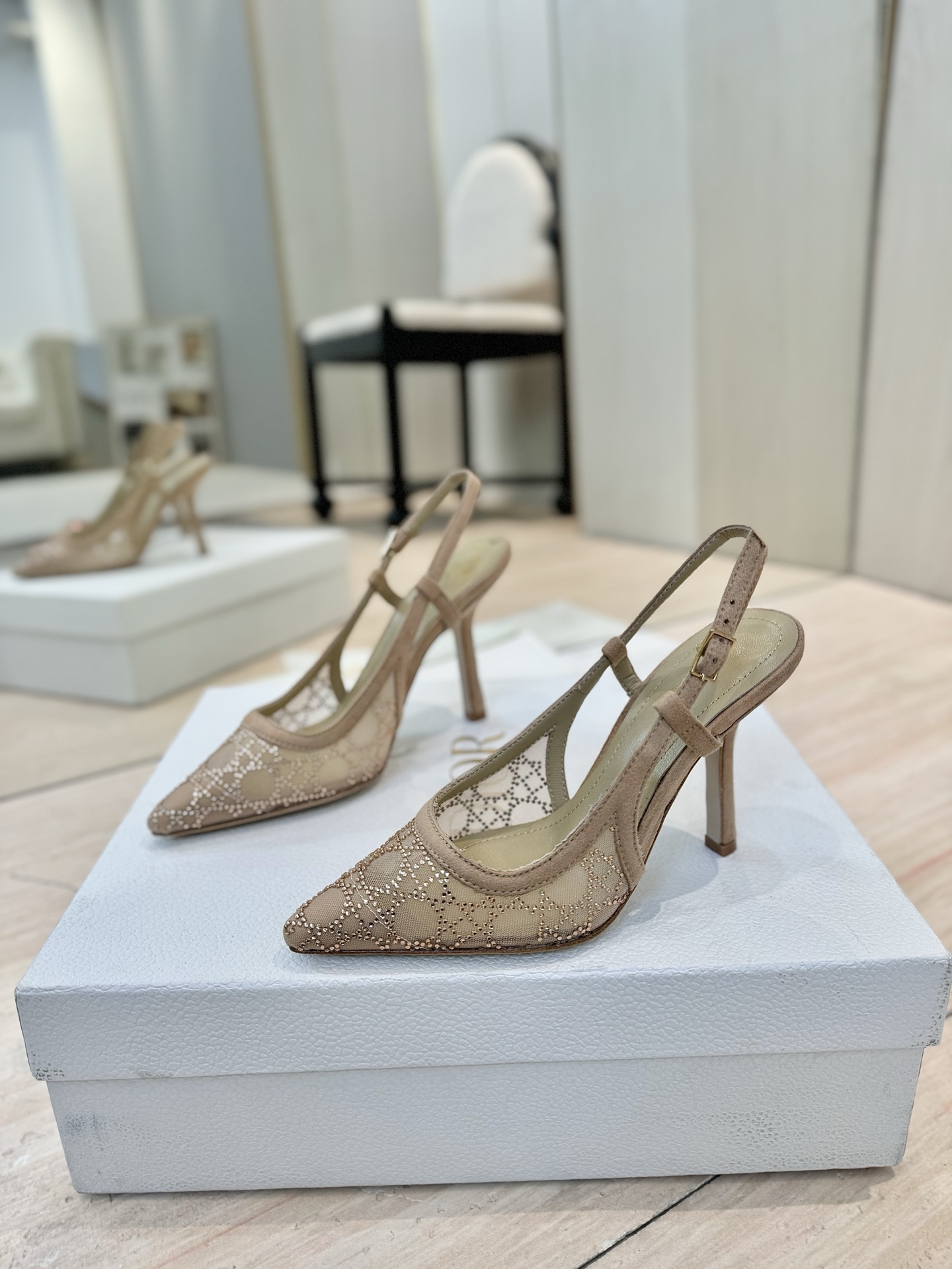 NO:244552,Dior 2025 spring and summer show new bling...bling...Crystal shoes Capture series high heel women's shoes Celebrity same rhinestone square toe plaid pattern cat heel sandals Top high-end version on the market Exclusive sale Original custom upper custom mesh inlaid Australian rhinestones Flying pads Water dyed sheepskin foot pads Original mold opening hardware buckle Outsole Italian leather outsole Heel height 6.5CM/9.5CM size34-43 (34.40.41.42.43. Customized non-return and exchange), high heels, dior, dior, sandals, high heels, sheepskin, Leather soles19860909Dior 迪奥 2025春夏走秀新款bling...bling...水晶鞋 Capture系列高跟女鞋 明星同款水钻方头藤格纹图案猫跟拖凉鞋 市面顶级高端版本 独家发售 鞋面原版定制网面镶烫澳洲水钻 垫脚水染羊皮垫脚 五金原版开模五金扣 大底意大利真皮大底 跟高6.5CM/9.5CM size34-43(34.40.41.42.43.定做不退换),高跟鞋,dior,dior,sandals,high heels,sheepskin,Leather soles,Women's Shoes