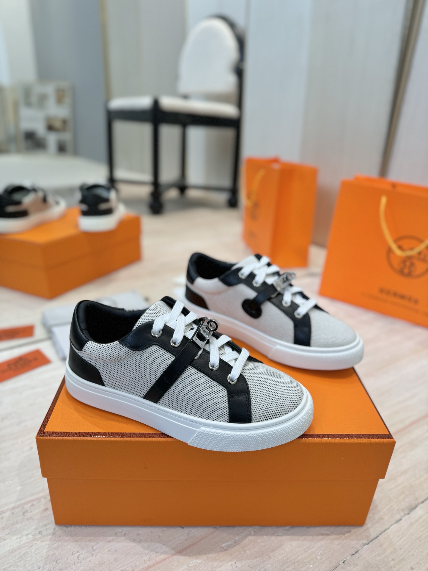 NO:244527,(Couple model) Top version Herm*s Kelly shoe button casual white shoes are available!  Upgraded version The highest version in the market!  Purchase level quality!  Aristocratic temperament!  The H family rarely produces flat casual shoes and is a style that is matched with classic palladium-plated Kelly shoe buckles!  Create a fashionable urban style, which reflects Hermes' noble and elegant style!  It seems simple but full of details, which are ordinary sneakers. With the Kelly buckle, it instantly beautiful!  (Golden buckle and silver buckle) optional, please note when placing an order, super versatile, comfortable feet (stencil code) imported fabric, imported cowhide inner, imported sheepskin footbed, imported sheepskin, original mold opening custom sole, sizes for women 35-40, male 39-44 (for women 40, male 39 44 customized), casual shoes/sports shoes, hermes, hermes, sneakers, cowhide, sheepskin, sizes19860909（情侣款）顶级版本 Herm*s 爱马仕Kelly鞋扣休闲小白鞋鞋上线！升级版 市场最高版本！代购级别品质！贵族气质！ H家族很少出平底休闲鞋而且是搭配经典镀钯Kelly鞋扣的款式！打造时尚都市造型,非常体现爱马仕高贵典雅风格！看似简单却细节满满本是平平凡凡的运动鞋 加上Kelly扣瞬间巨美！ (金扣.银扣)可选,下单请备注,超级百搭 脚感很舒服（钢印编码） 面料进口牛皮 内里进口羊皮 垫脚进口羊皮 大底原版开模定制大底 码数女35-40、男39-44（女40、男39 44订制）,休闲鞋/运动鞋,hermes,hermes,sneakers,cowhide,sheepskin,Women's Shoes