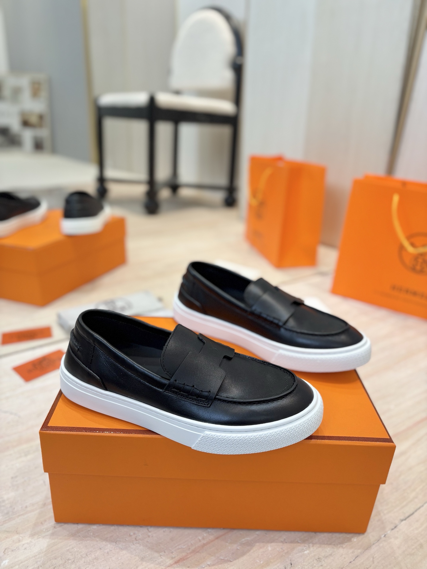 NO:244529,(Couple model) Top version Herm*s Kelly shoe buckle casual Love shoes are launched!  The highest version in the market!  Purchase level quality!  Aristocratic temperament!  The H family rarely produces flat casual shoes and is a style that is matched with classic palladium-plated Kelly shoe buckles!  Create a fashionable urban style, which reflects Hermes' noble and elegant style!  It seems simple but full of details, which are ordinary sneakers. With the Kelly buckle, it instantly beautiful!  Simple and super versatile, comfortable feet (stencil coded) imported cowhide/cloth, imported sheepskin in the inner, imported sheepskin footbed, original mold opening custom sole, sizes for women 35-40, men 39-44 (customized by women 40, men 39 44), casual shoes/sports shoes, hermes, hermes, loafers, sneakers, cowhide, sheepskin19860909（情侣款）顶级版本 Herm*s 爱马仕Kelly鞋扣休闲乐福一脚蹬鞋上线！ 市场最高版本！代购级别品质！贵族气质！ H家族很少出平底休闲鞋而且是搭配经典镀钯Kelly鞋扣的款式！打造时尚都市造型,非常体现爱马仕高贵典雅风格！看似简单却细节满满本是平平凡凡的运动鞋 加上Kelly扣瞬间巨美！ 简洁超级百搭 脚感很舒服（钢印编码） 面料进口牛皮/布面 内里进口羊皮 垫脚进口羊皮 大底原版开模定制大底 码数女35-40、男39-44（女40、男39 44订制）,休闲鞋/运动鞋,hermes,hermes,loafers,sneakers,cowhide,sheepskin,Women's Shoes