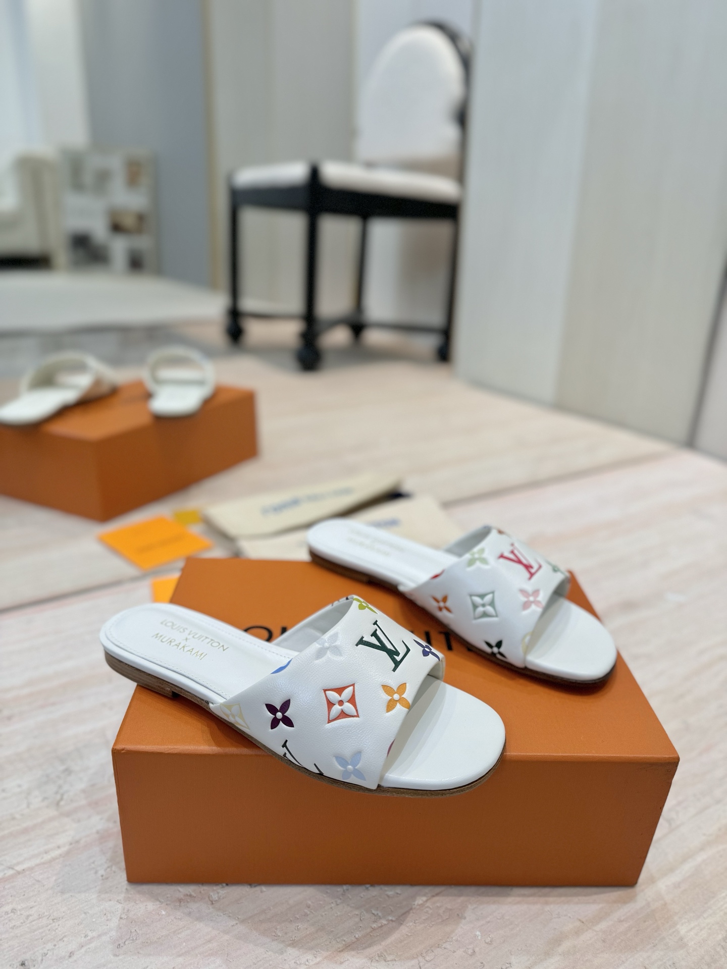 NO:244523,(Top series) LV Donkey House is so beautiful and rarely makes LV house items, but I really can't refuse this pair of kittens!  The original version was purchased carefully and developed. The heels were customized with molds. The brown leather with presbyopia tannins is so outstanding!  The beautiful kitten heel is just right, high-end classic sexy and comfortable, full of the perfect score that summer shoes can give you, which seems like a must-have item!  Imported sheepskin upper, original custom sheepskin inner lining, outsole genuine leather outsole four corner flower pattern, size 35-41 (40.41 custom made without return and exchange) Packaging, slippers, louis vuitton, louis vuitton, louis vuitton, slippers, sheepskin, Leather soles19860909（顶级系列） LV 驴家 太好看了 很少做Lv家的单品 但是这双小猫跟我真的是没法拒绝啊！原版购入 用心开发 鞋跟都是开模定制 老花单宁色搭配的棕色皮质,也太出彩了！刚刚好的绝美小猫跟,高级经典性感舒适,拉满了夏日美鞋能给的满分似搭配必备单品！ 鞋面进口绵羊皮 内里原版定制羊皮 大底真皮大底四角花图案 码数35-41（40.41定制不退换） 包装全套包装,拖鞋,louis vuitton,louis vuitton,louis vuitton,slippers,sheepskin,Leather soles,Women's Shoes